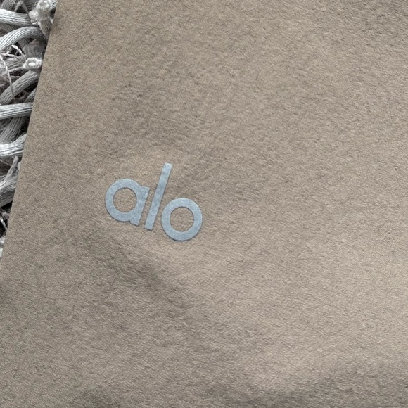 Alo Yoga Cargo Venture Pant Beige Men's Sz Medium Authentic - Picture 7 of 9